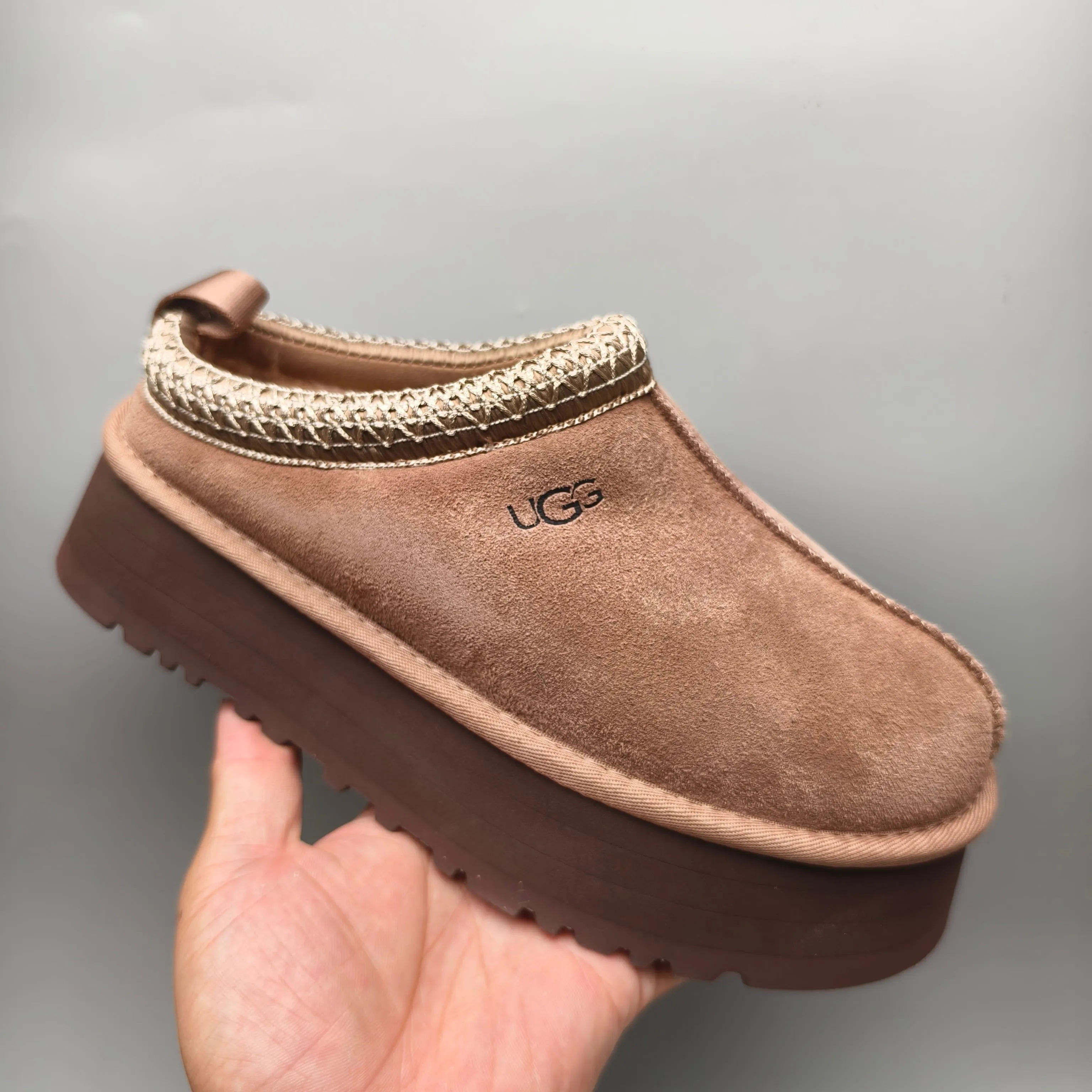 💰440 UGG sheepskin all-in-one snow boots 2553 co-branded national trend style thick-soled one-leg women’s snow boots🐾~ 🍭 A co-branded trendy item launched with well-known designer brands Feng Chen Wang and TELFAR. Zhou Dongyu & Wang Jiaer’s same style Fang Kete boots. The slip-on design makes it easy to put on and take off, and can be used indoors or outdoors. The exotic edging design is eye-catching, and it is definitely worth buying~ 🍭Material: cowhide➕sheep fur Outsole: rubber (light wing technology) 🍭Color: black, maroon, sand, dark green, light gray, chocolate, beige, walnut, brown, dark gray, red 🍭Number of codes: 35-42